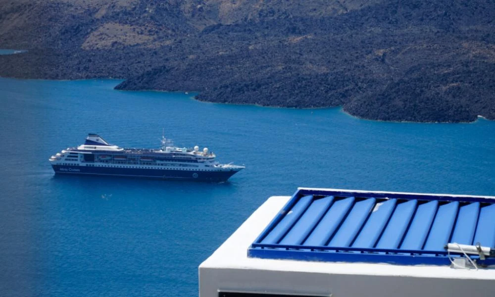 ΑΑΔΕ: Έφοδοι ελεγκτών σε σκάφη κρουαζιέρας στη Σαντορίνη